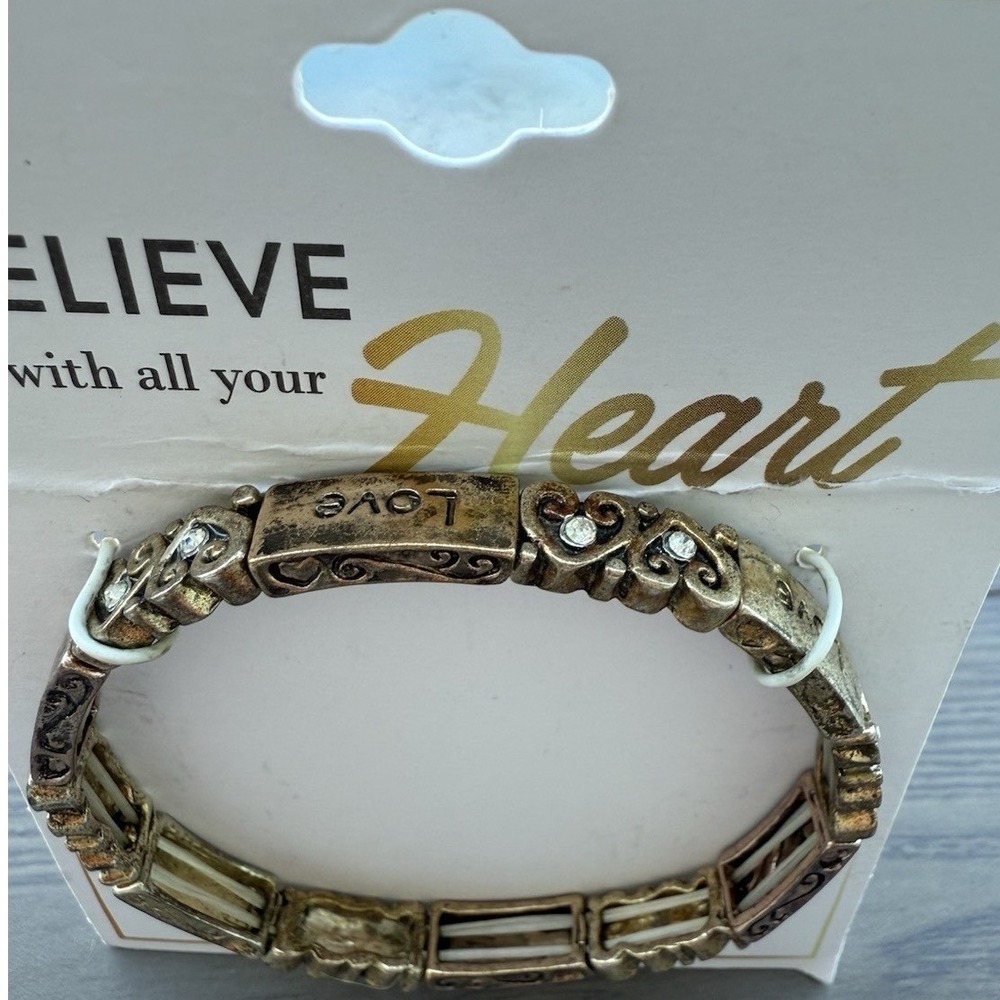 Bracelet Affirmation Believe With All‎ Your Heart heart shaped design gold color